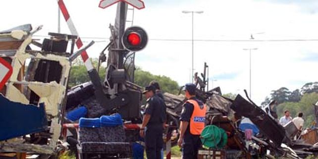 Tragedia en Dolores: un tren embisti&oacute; a un micro y hay 17 muertos