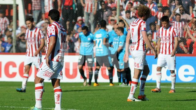 A lo lejos se observa el festejo del segundo gol de la visita y en primer plano el gesto de los hombres locales. A lo lejos se observa el festejo del segundo gol de la visita y en primer plano el gesto de los hombres locales.