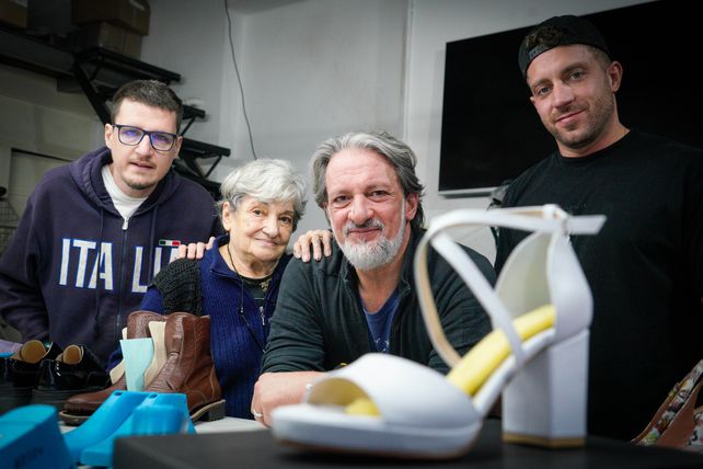 La familia unida en el taller: Elsa junto a su hijo Miguel y sus nietos Lucas y Franco.