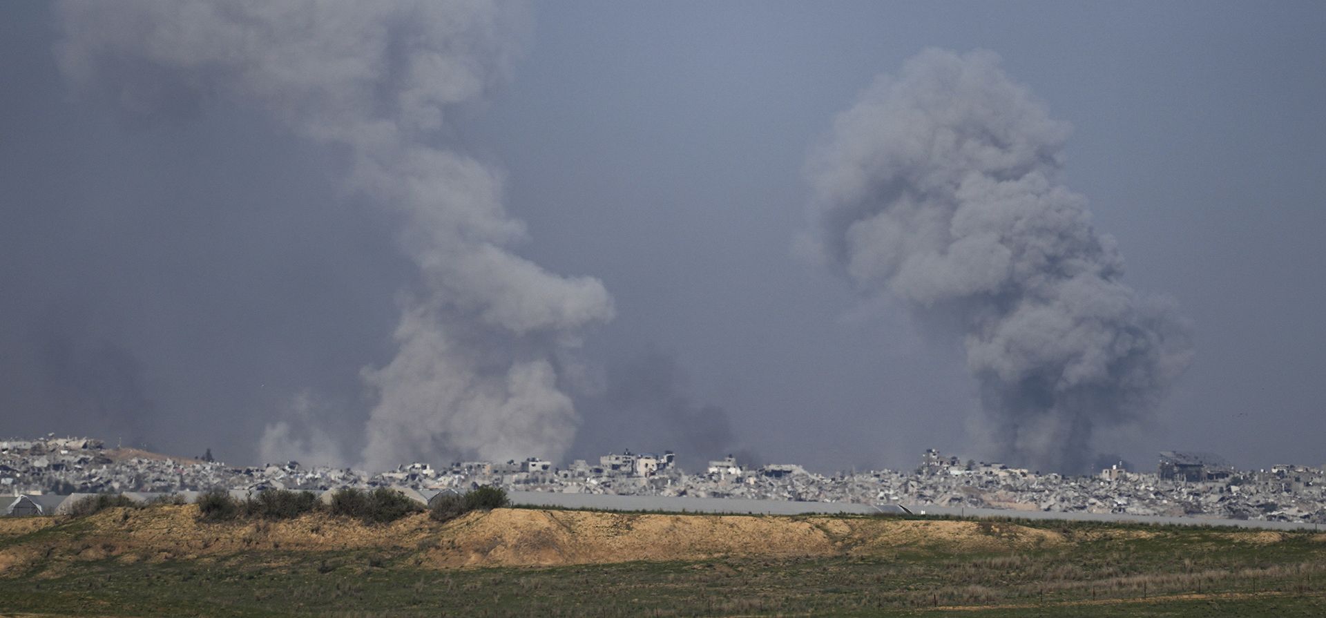 El humo se eleva tras un bombardeo israelí en la Franja de Gaza, visto desde el sur de Israel, el miércoles 20 de diciembre de 2023. (Foto AP/Ohad Zwigenberg) El humo se eleva tras un bombardeo israelí en la Franja de Gaza, visto desde el sur de Israel, el miércoles 20 de diciembre de 2023. (Foto AP/Ohad Zwigenberg)