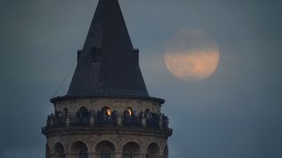 La última luna llena del año, se alza detrás de la Torre de Gálata, en Estambul, Turquía, el jueves 4 de diciembre de 2025. (Foto AP/Francisco Seco)
