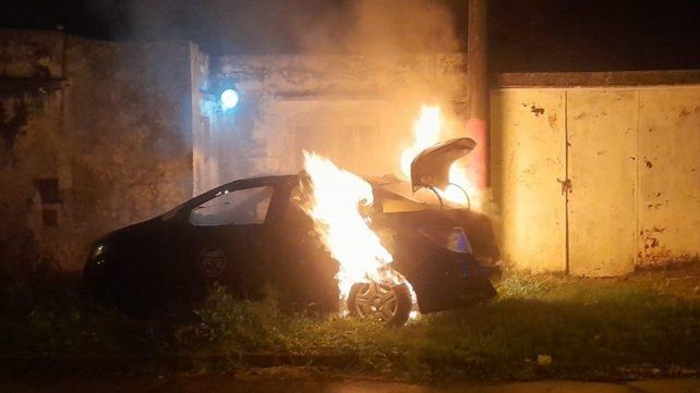 Incendiaron un taxi estacionado en la vereda en Oribe al 200 bis