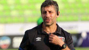 El santafesino Nicolás Bruzzone continuará como entrenador de la franquicia chilena.