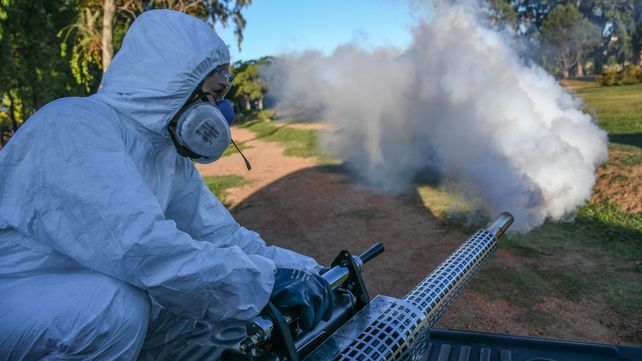 Equipos de la Secretaría de Salud municipal fumigan los barrios de Rosario para combatir el mosquito que transmite el dengue.&nbsp;