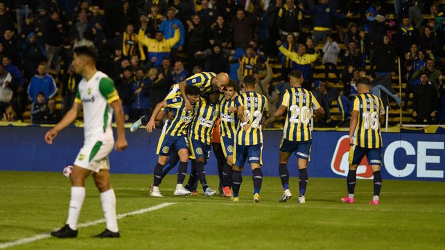 En el Gigante de Arroyito, los jugadores canallas festejan uno de los goles, frente a Defensa y Justicia.