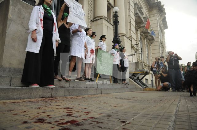 Más de 4.000 mujeres marcharon hacia la Legislatura para reclamar por sus derechos