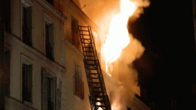 Los bomberos rescataron a personas en la terraza o que salieron por las ventanas para huir del fuego.