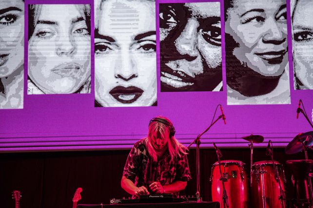 Agitadoras en el Anfi, un megashow musical para celebrar el 8M