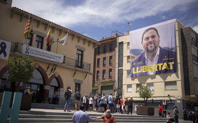Simpatizantes y vecinos del ex vicepresidente del gobierno regional catalán Oriol Junqueras