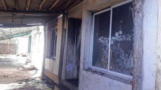 Los vecinos desataron la furia contra la vivienda del principal acusado del abuso sexual.