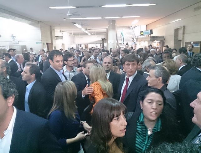 Este mediodía se reunieron en el hall de tribunales magistrados