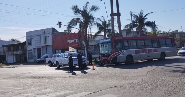 Un motociclista resultó lesionado al intentar pasar por la derecha a un colectivo que realizaba un giro. Ocurrió en transitaba esquina de Paraná
