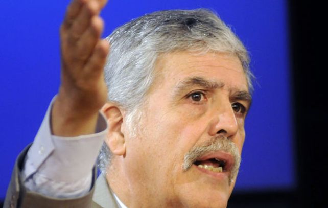 El ministro de Planificación sospecha que un sabotaje dejó sin electricidad a tres millones de porteños. La ciudad fue un caos.