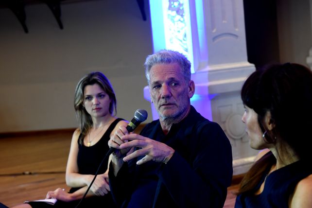 Pauls, flanqueado por las periodistas Arpesella y Giampaolo.