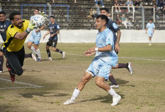 Brillante atajada del arquero de Atlas ante uno de los numerosos intentos de Argentino en el Olaeta.