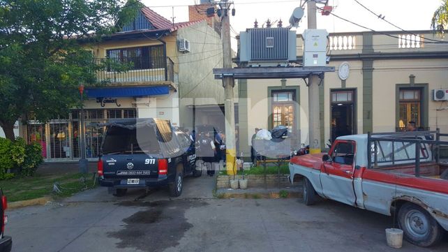 Procedimiento. Ayer se desplegó un fuerte operativo para determinar qué pasó en la vivienda donde fueron encontrados los cuatro agentes de diversas reparticiones policiales.&nbsp;