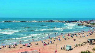 Las playas de Punta del Diablo son extensas y muy visitadas por turistas argentinos en sus vacaciones.