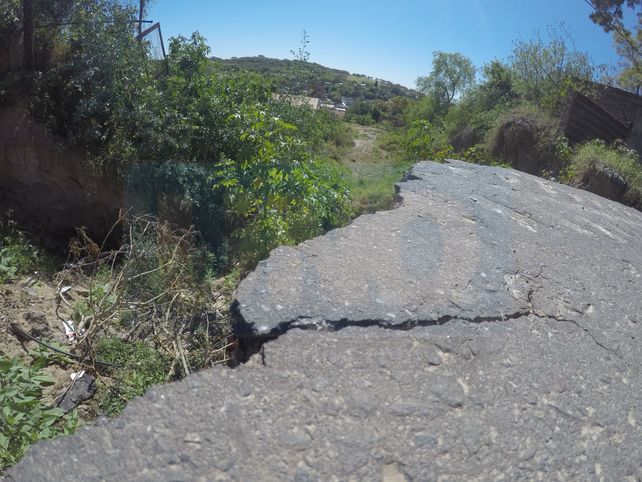 La barranca de calle Osinalde se comió una mano de la arteria