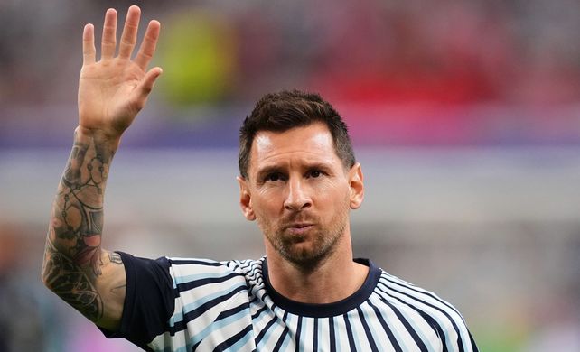 Messi saluda hacia la tribuna. Este 24 de junio el mundo entero le enviará saludos por su cumpleaños número 39.