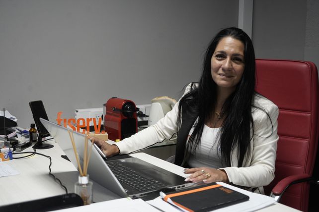 Verónica se encarga del área financiera de la empresa.