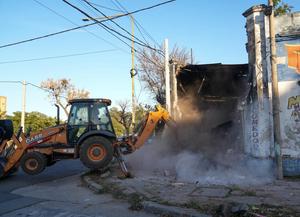 Derribaron la vieja casona en la que funcionaba un búnker de drogas en Monseñor Zazpe y Zavalla
