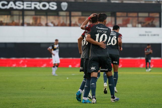 Huracán ganó y avanzó de fase.