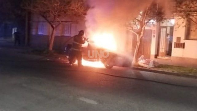 Sofocaron el incendio intencional de un auto estacionado a metros de la Comisaría 2ª de Santa Fe