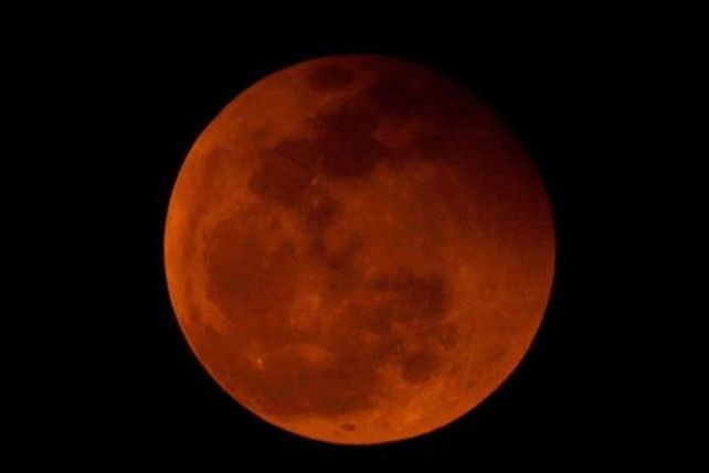 El eclipse más fugaz en un siglo tiñó la luna