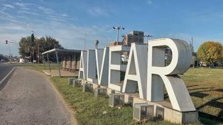El acceso Alvear, sobre la ruta provincial 21. El Senado santafesino le otorgó el rango de ciudad.