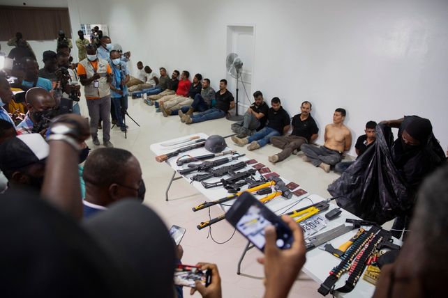 DETENIDOS. Sospechosos del magnicidio haitiano son mostrados en la delegación policial central.&nbsp;