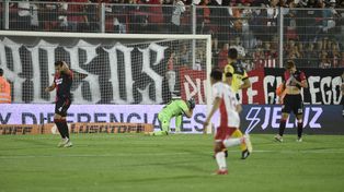 Newells perdió por goleada. Los jugadores rojinegros sufren el cuarto tanto de Huracán. El Globo ganó 4 a 2.&nbsp; &nbsp; 