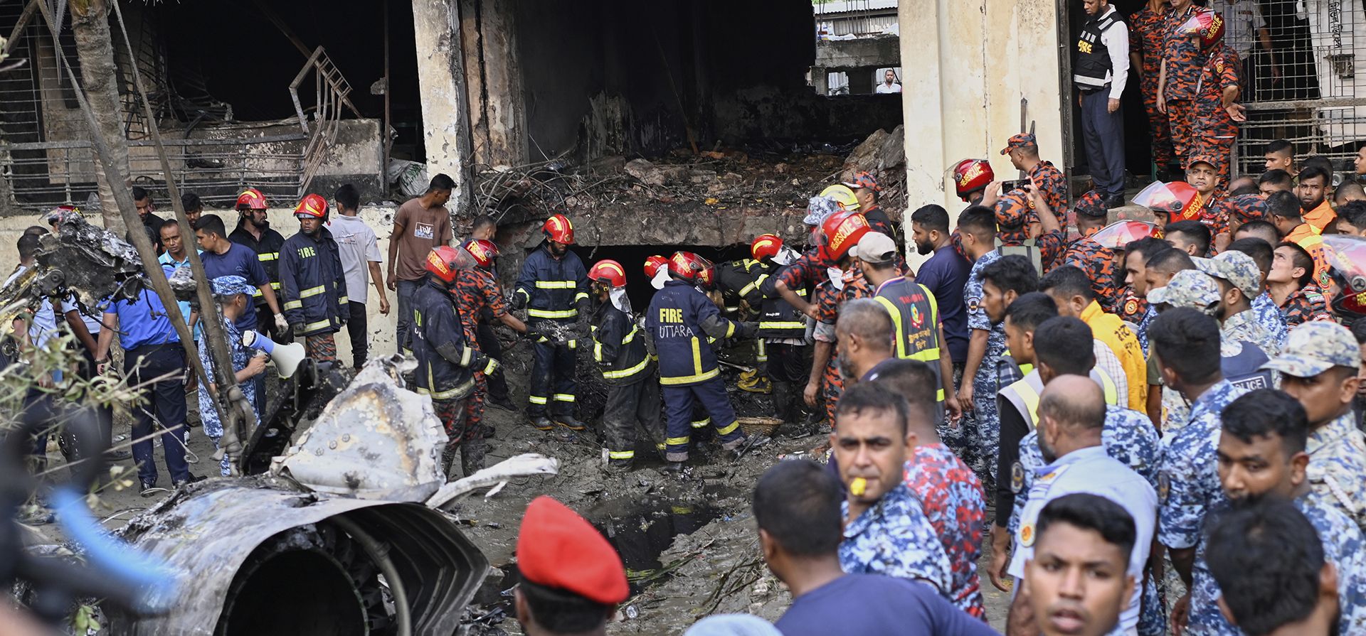 Bomberos buscan sobrevivientes tras el accidente de un avión de entrenamiento de la Fuerza Aérea de Bangladesh en un campus escolar poco después del despegue en Daca, Bangladesh, el lunes 21 de julio de 2025. (Foto AP/Mahmud Hossain Opu) Bomberos buscan sobrevivientes tras el accidente de un avión de entrenamiento de la Fuerza Aérea de Bangladesh en un campus escolar poco después del despegue en Daca, Bangladesh, el lunes 21 de julio de 2025. (Foto AP/Mahmud Hossain Opu)