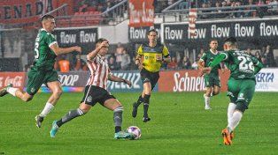 Estudiantes derrotó 1 a 0 a Banfield bajo una intensa lluvia en La Plata.