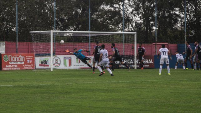 La última del partido: El cabezazo de Peralta de Sportivo Italiano trajo zozobra en el arco de Matías Giroldi de aceptable actuación.