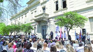 Emoción. Alumnos y exalumnos compartieron recuerdos y rindieron homenaje a tan larga trayectoria educando.