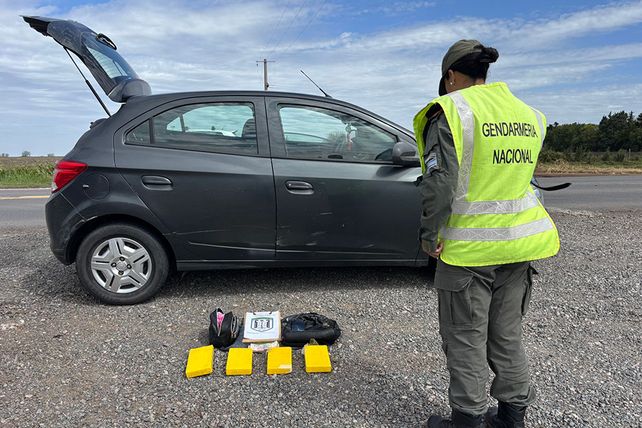 El Chevrolet Onix interceptado en la ruta rumbo a Venado Tuerto