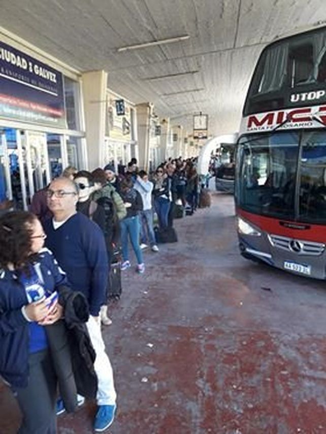 Trabajadora esperó tres horas para poder viajar de Santa Fe a Paraná