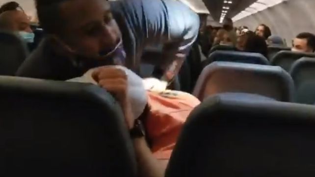 Acosó a las azafatas, agredió al personal de a bordo y terminó atado a su asiento