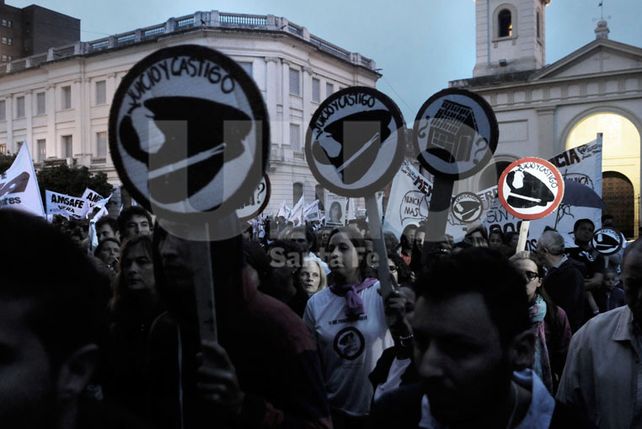 La plaza de Mayo en Santa Fe reavivó la memoria, exigió verdad y pidió justicia