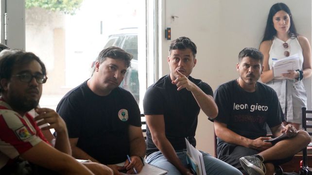 El secretario Federico Valentini, reunido con representantes de bibliotecas populares de la ciudad.