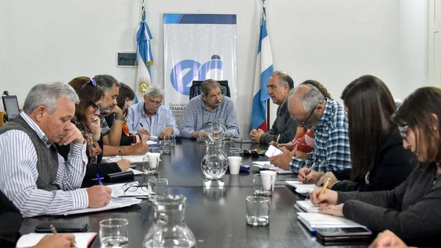 El gobierno subió de 13% a 18% la propuesta salarial de septiembre a los estatales