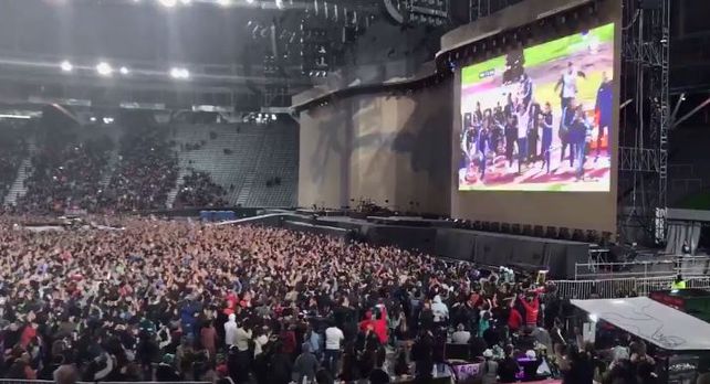 El público de U2 estalló con los goles del telonero Messi y Bono brindó con champagne