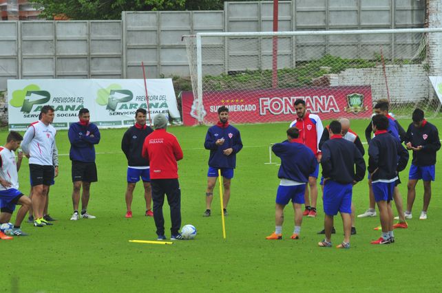 Presionado. Atlético Paraná desconoce la victoria en la temporada. Por eso estará obligado a sumar los tres puntos esta noche en el estadio Pedro Mutio.&nbsp;