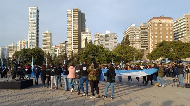 Hijos e hijas de ex combatientes de Malvinas llevaron la bandera hasta el mástil&nbsp; mayor. Así comenzó el acto por el Día de Bandera.&nbsp;