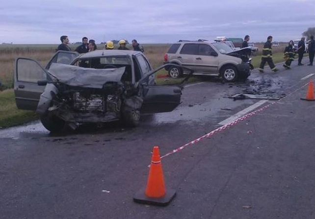 Los vehículos quedaron totalmente destruidos por el impacto. (Foto: gentileza FM Aire Libre Acebal.)