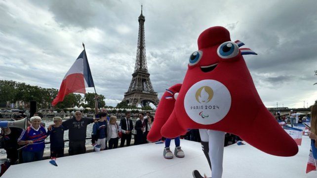 Sobre las aguas del río Sena desfilarán miles de atletas en la ceremonia inaugural de los Juegos Olímpicos de París 2024.