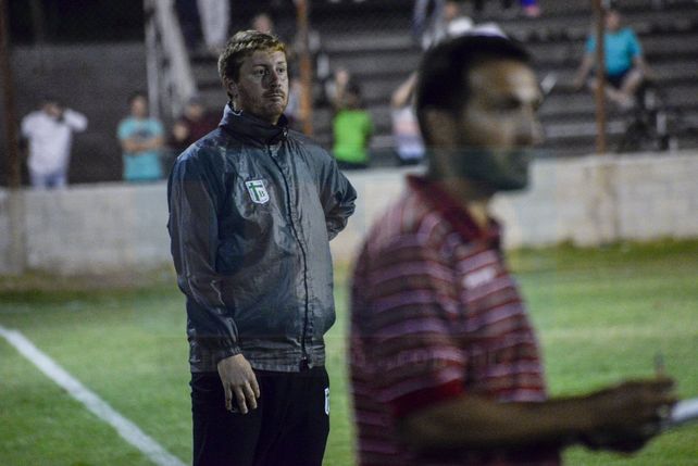 Atlético Paraná empató y define la serie en San Francisco