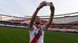 larrondo firmo contrato con river y fue presentado a pura foto en el monumental