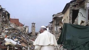 El Papa visitó la zona de Italia devastada por un terremoto en agosto