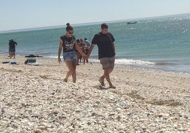 Valentina y Luciano en la playa de las Conchillas